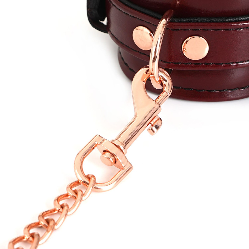 Кожаные наручники Liebe Seele Wine Red Wrist Cuffs, съемная цепочка-крепление Кожаные наручники Liebe Seele Wine Red Wrist Cuffs, съемная цепочка-крепление