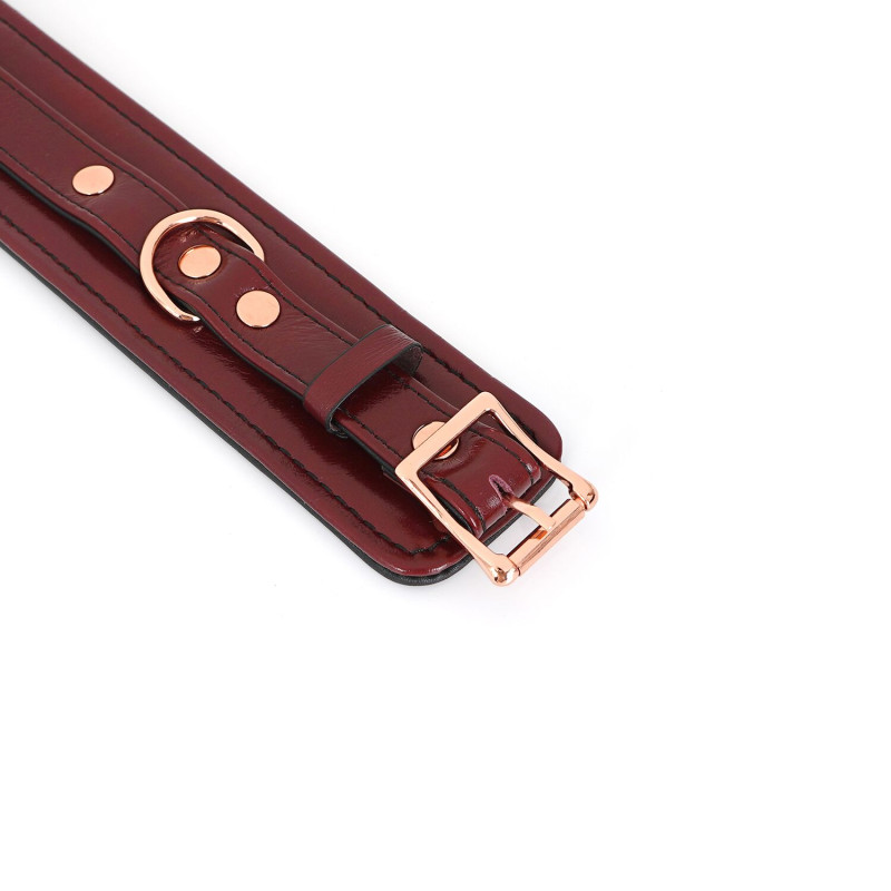 Кожаные наручники Liebe Seele Wine Red Wrist Cuffs, съемная цепочка-крепление Кожаные наручники Liebe Seele Wine Red Wrist Cuffs, съемная цепочка-крепление