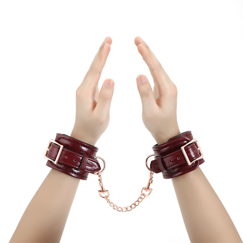 Кожаные наручники Liebe Seele Wine Red Wrist Cuffs, съемная цепочка-крепление Кожаные наручники Liebe Seele Wine Red Wrist Cuffs, съемная цепочка-крепление
