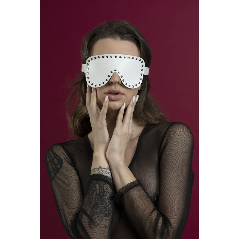 Маска кожаная закрытая с заклепками Feral Feelings - Blindfold Mask белая Маска кожаная закрытая с заклепками Feral Feelings - Blindfold Mask белая