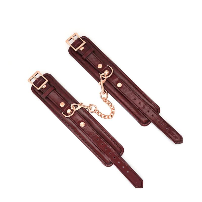 Кожаные наручники Liebe Seele Wine Red Wrist Cuffs, съемная цепочка-крепление Кожаные наручники Liebe Seele Wine Red Wrist Cuffs, съемная цепочка-крепление