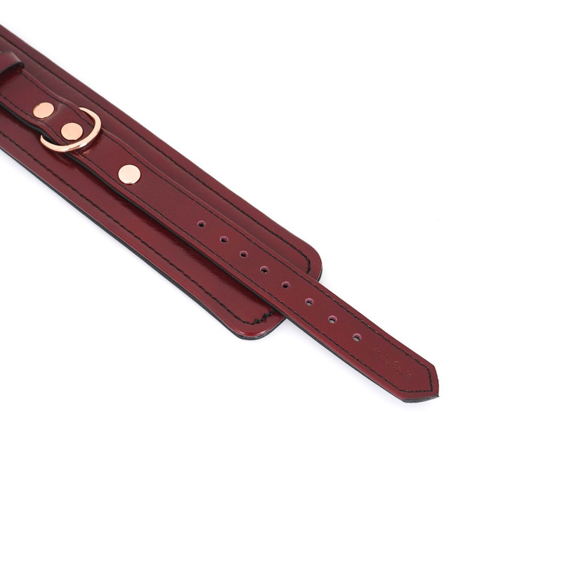 Кожаные наручники Liebe Seele Wine Red Wrist Cuffs, съемная цепочка-крепление Кожаные наручники Liebe Seele Wine Red Wrist Cuffs, съемная цепочка-крепление