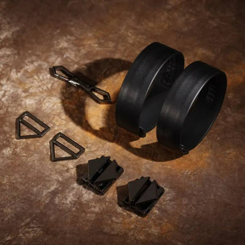 Наручники с фиксаторами и карабинами. Lockink кожа, черные. Наручники с фиксаторами и карабинами. Lockink кожа, черные.