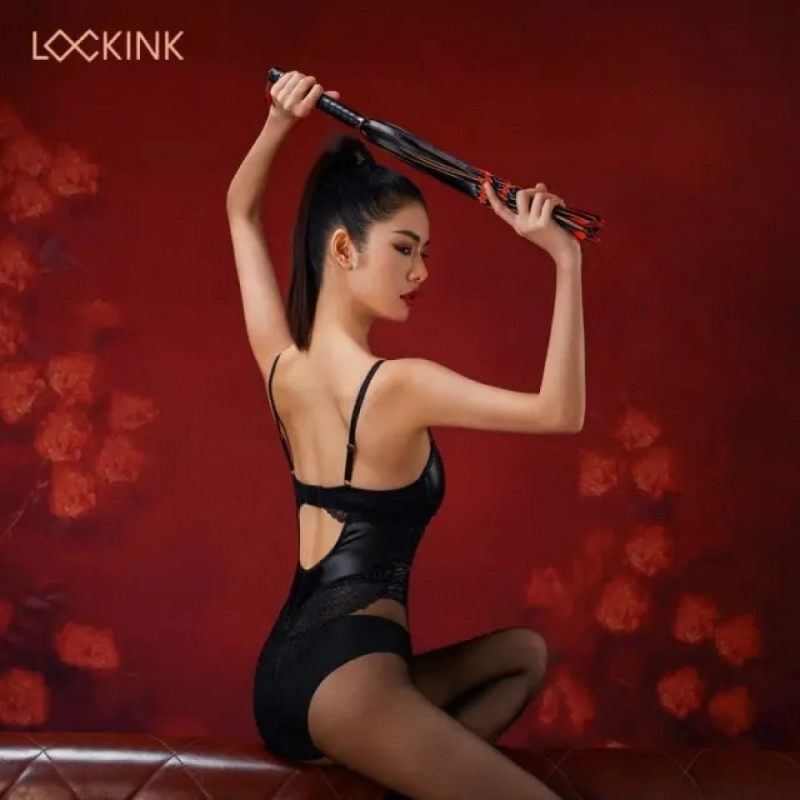 Флогер с узелками на хвостах и текстурированной ручкой Lockink, кожаный, черно-красный, 58 см. Флогер с узелками на хвостах и текстурированной ручкой Lockink, кожаный, черно-красный, 58 см.