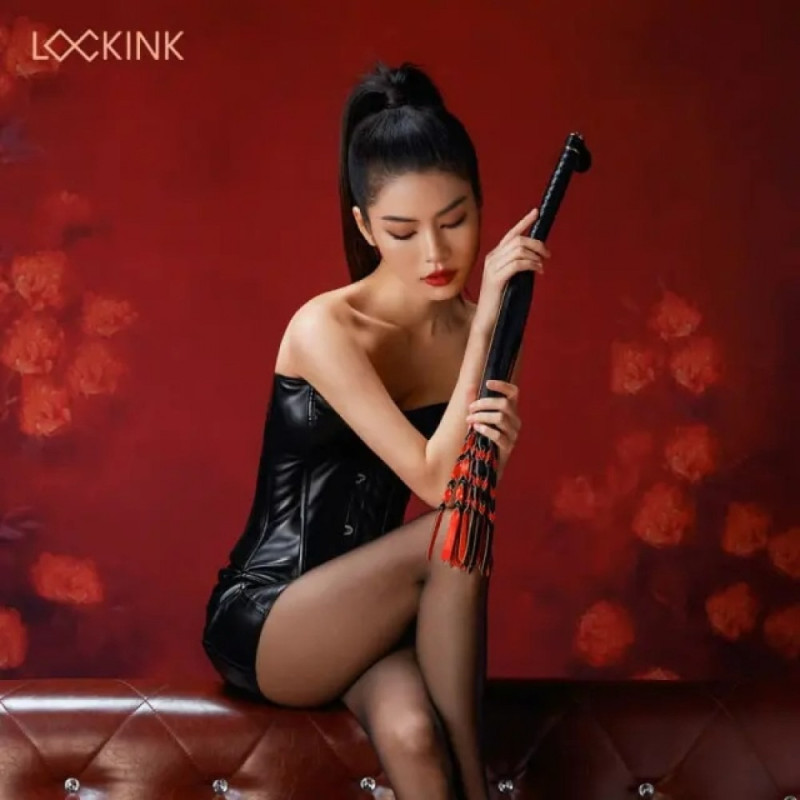 Флогер с узелками на хвостах и текстурированной ручкой Lockink, кожаный, черно-красный, 58 см. Флогер с узелками на хвостах и текстурированной ручкой Lockink, кожаный, черно-красный, 58 см.