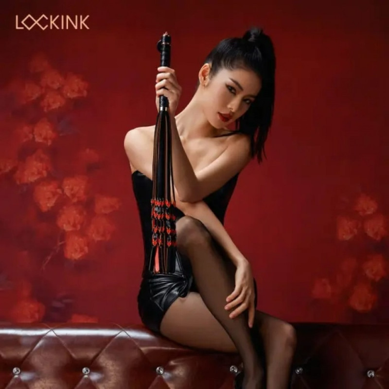 Флогер с узелками на хвостах и текстурированной ручкой Lockink, кожаный, черно-красный, 58 см. Флогер с узелками на хвостах и текстурированной ручкой Lockink, кожаный, черно-красный, 58 см.