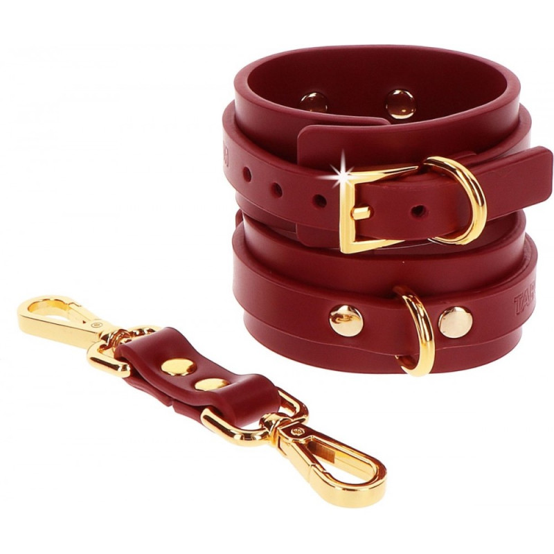 Фіксатори на стегна з наручниками та карабінами Taboom, червоні, із золотистою фурнітурою Фіксатори на стегна з наручниками та карабінами Taboom, червоні, із золотистою фурнітурою