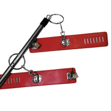 Металлическая распорка с манжетами на карабинах DS Fetish, красная