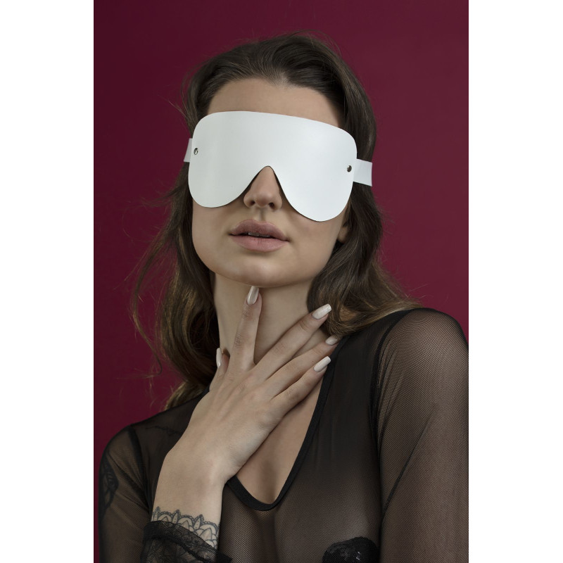 Маска кожаная закрытая Feral Feelings - Blindfold Mask белая Маска кожаная закрытая Feral Feelings - Blindfold Mask белая