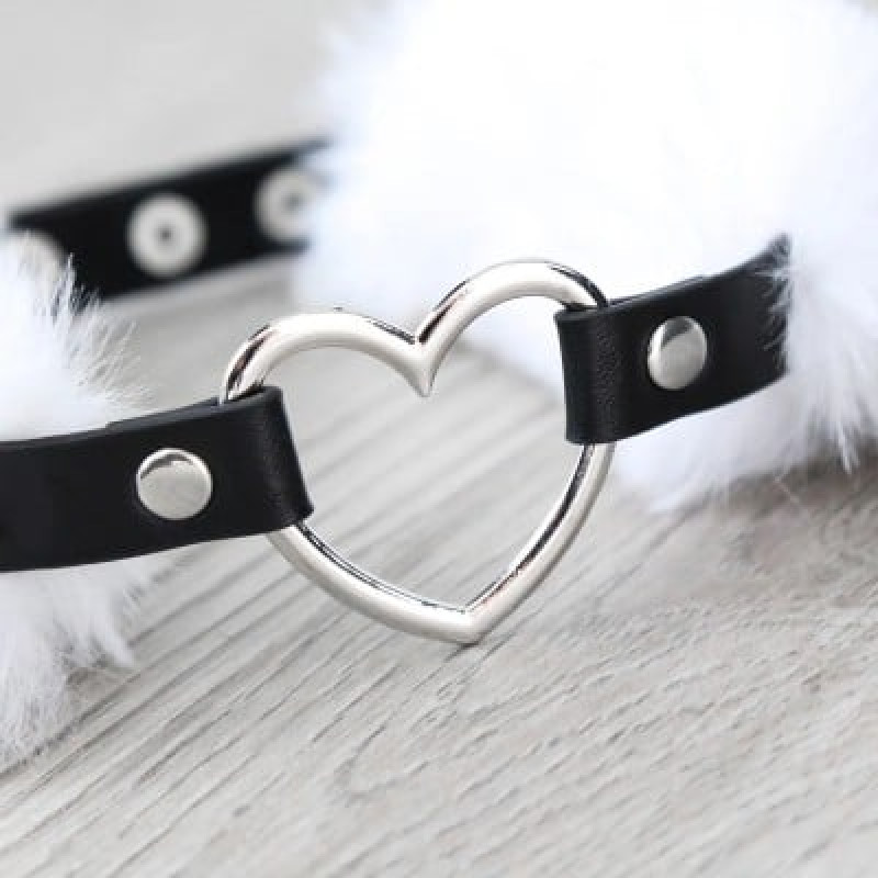 Нашийник DS Fetish з кільцем-сердечком та білим хутром Нашийник DS Fetish з кільцем-сердечком та білим хутром