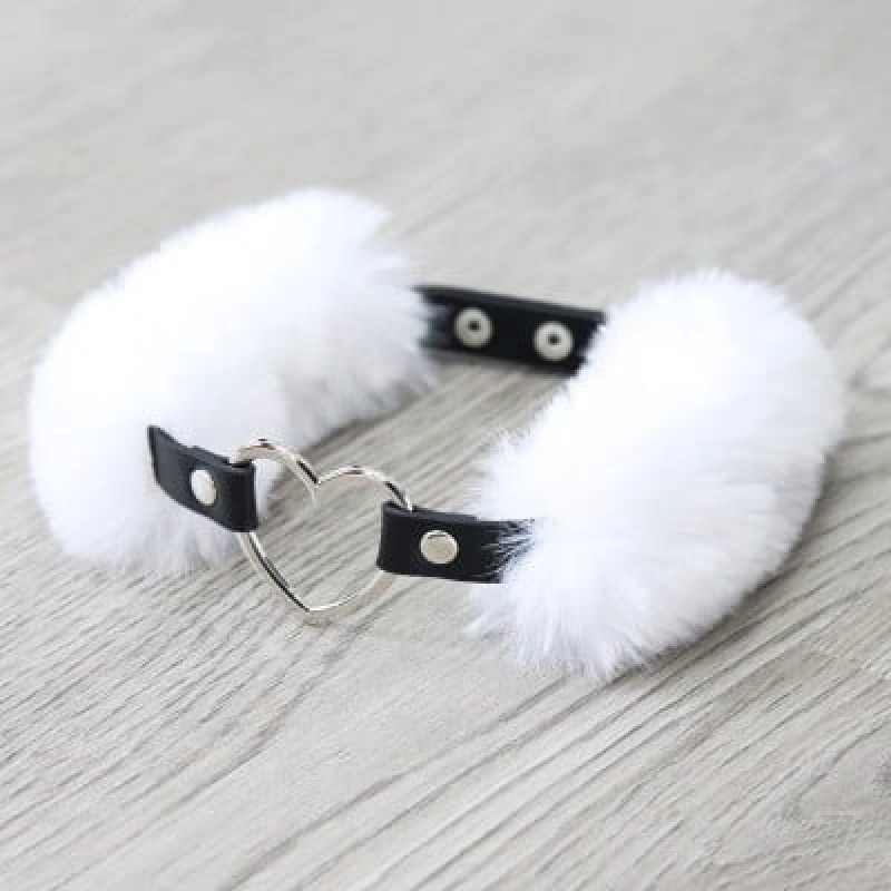 Нашийник DS Fetish з кільцем-сердечком та білим хутром Нашийник DS Fetish з кільцем-сердечком та білим хутром