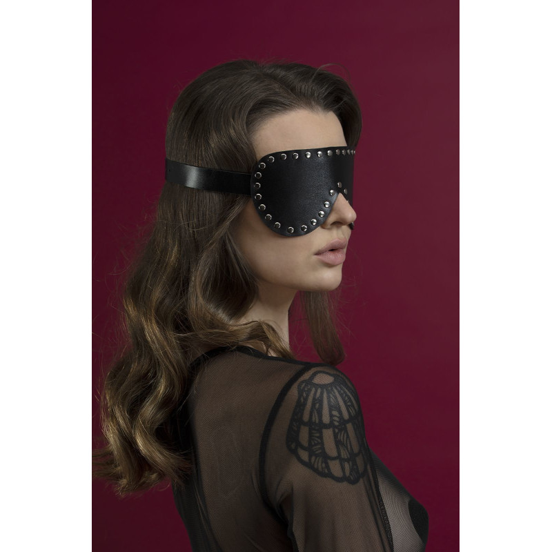 Маска кожаная закрытая с заклепками Feral Feelings - Blindfold Mask черная Маска кожаная закрытая с заклепками Feral Feelings - Blindfold Mask черная