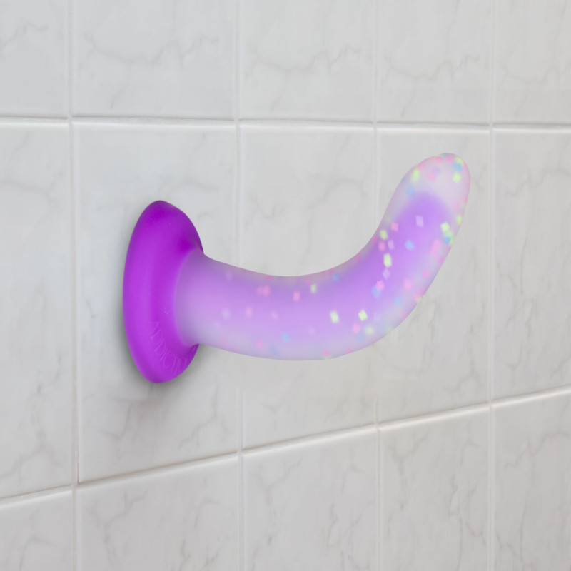 Фалоімітатор, що світиться в темряві, ADDICTION Rave 8 Glow in the Dark Dildo Purple Confetti, 20,3 см Фалоімітатор, що світиться в темряві, ADDICTION Rave 8 Glow in the Dark Dildo Purple Confetti, 20,3 см