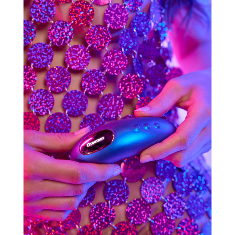 Вакуумный клиторальный стимулятор Love To Love DREAMER – IRIDESCENT NIGHT, ласки язычком, пульт Вакуумный клиторальный стимулятор Love To Love DREAMER – IRIDESCENT NIGHT, ласки язычком, пульт